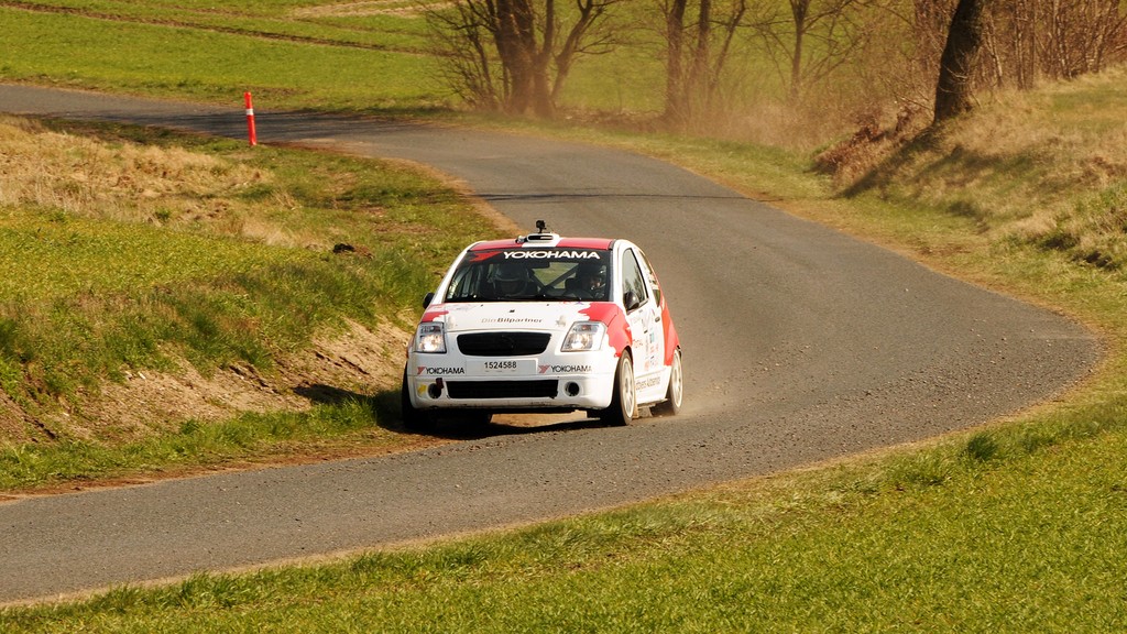 Frank Nielsen og Per Brodersen benytter vejen i fuld bredde i svingene
(Foto: rallypics.dk / Viggo Johansen)